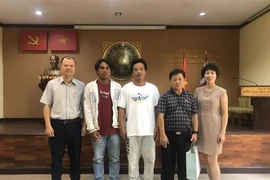 越南驻泰国大使馆接收海上获救的两名越南渔民