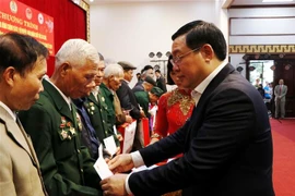 越南政府领导走访慰问少数民族同胞并送上春节慰问礼物