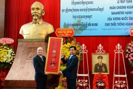 柬埔寨向黄势善少将追授荣誉勋章