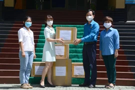 越通社继续为岘港市提供医疗防护物资