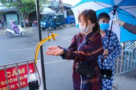 岘港市自动感应手消毒器投入使用