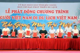 题为“瓜果香甜季之北江”的“越南人游越南”活动开幕