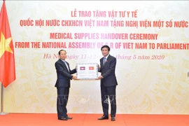 越南国会向世界多国议会捐赠医疗物资