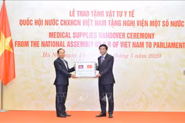 越南国会向世界多国议会捐赠医疗物资