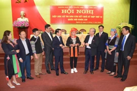 越共中央书记处常务书记陈国旺接触安沛省选民