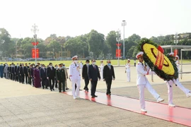 越南国庆75周年：党和国家领导入陵瞻仰胡志明主席遗容
