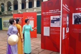 越南国庆75周年：“独立”摄影展在升龙皇城举行