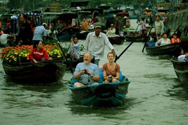 芹苴市努力恢复社交距离后的旅游活动