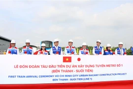 胡志明市城市地铁一号线首列车接车仪式举行