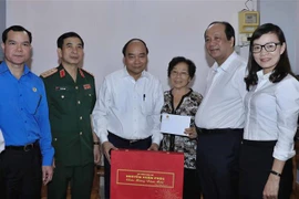 越南政府总理阮春福在芹苴市开展春节慰问活动