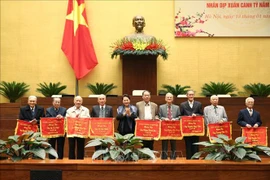 国会主席阮氏金银与国会原领导和国会办公厅退休干部举行见面会