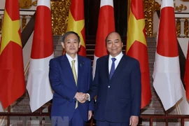  越南政府总理阮春福与日本首相菅义伟举行会谈