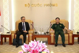 越南国防部部长吴春历会见日本新任驻越大使山田贵雄