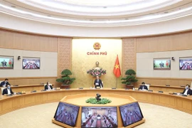 政府总理阮春福主持召开政府与各地方视频会议 讨论应对疫情影响各大措施
