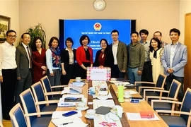 越南驻瑞士大使馆向旅瑞越南人赠送口罩