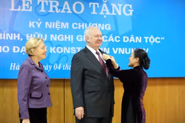 俄罗斯驻越南大使荣获“致力于各民族和平友谊”纪念章