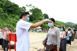 近1400名老挝留学生返回越南山罗省上学