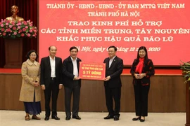 河内市向中部和西原地区灾区提供910亿越盾的援助款项