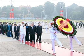 出席第10届全国爱国竞赛大会的代表团入陵瞻仰胡志明主席遗容