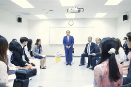 日本首相菅义伟会见越日大学的大学生