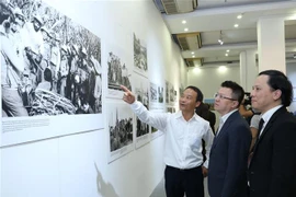 令人印象深刻的“越南人民心中的古巴”摄影展在河内开展
