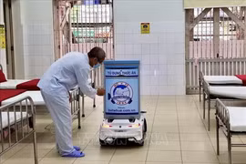 新冠肺炎疫情期间顺化中央医院的特殊医用机器人