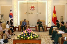 越南国防部副部长阮志咏上将会见韩国国际合作机构驻越南办事处首席代表