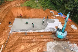 老街当局紧急为朗努村村民建设临时住宅