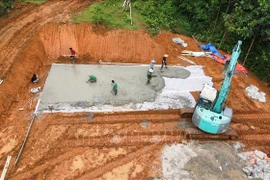 老街当局紧急为朗努村村民建设临时住宅