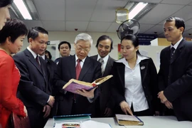 值2012壬辰春节来临之际，1月18日，越共中央总书记阮富仲探访越南通讯社新闻摄影编辑部，并向其工作人员致以新春祝福。图自 越通社