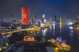 夜幕降临的西贡河畔的胡志明市璀璨夺目。图自 越通社《越南画报》