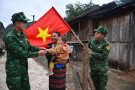 奠边省巴香边防哨所的干部战士同当地各民族群众结下了深厚的军民情谊。图自 越通社