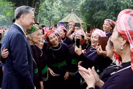 越南国家主席苏林2024年5月23日在胡志明主席遗迹区同人民群众会面。图自 越通社