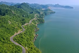 沿着吉婆岛环海路蜿蜒而行，游客就来到吉婆群岛。图自越通社/越南画报