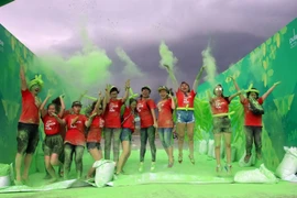 6月25日在岘港市举行的“彩色跑——Color Me Run”活动。 