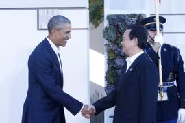 美国总统奥巴马与越南政府总理阮晋勇握手