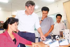 武文来教授介绍他与学生制作的血压计