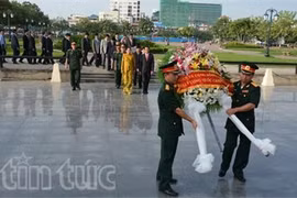 越南驻柬埔寨大使馆代表团前往设在柬埔寨首都金边的越南志愿军纪念碑敬香和敬献花圈