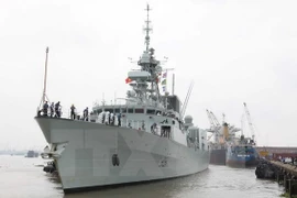 加拿大海军的“温哥华”号（HMCS Vancouver）军舰抵达西贡港