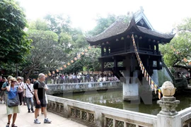 游客参观河内市独柱寺庙（图片来源：越通社）