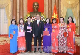 陈大光主席同煤炭行业模范女干部代表合影。