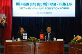 范武论部长和芬兰欧洲事务及外贸部长托伊瓦卡共同主持论坛。