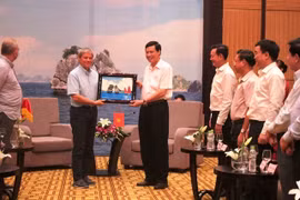 广宁省人民委员会主席阮德龙向罗马尼亚总理达契安·乔洛什赠送图画