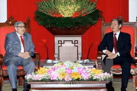 丁世兄同志会见法国共产党常务委员会协调员让·查尔斯·内格雷（图片来源：越通社）