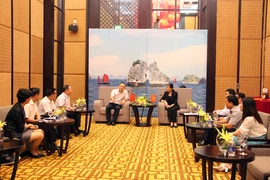 广宁省省委常务副书记杜氏黄女士会见广西防城港市市委书记金湘军一行