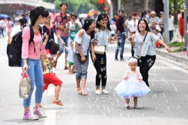 河内居民兴高采烈参加户外活动