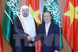 越南国会主席阮生雄（右）与沙特阿拉伯王国协商会议主席阿卜杜拉（左）（图片来源：越通社）