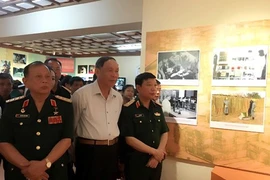 参观展览的观众们