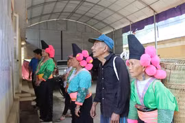 顺州县古妈乡的同胞们查看候选人名单。