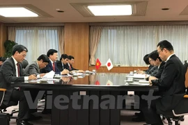 越南政府副总理郑廷勇与日本经济产业大臣世耕弘成进行会晤